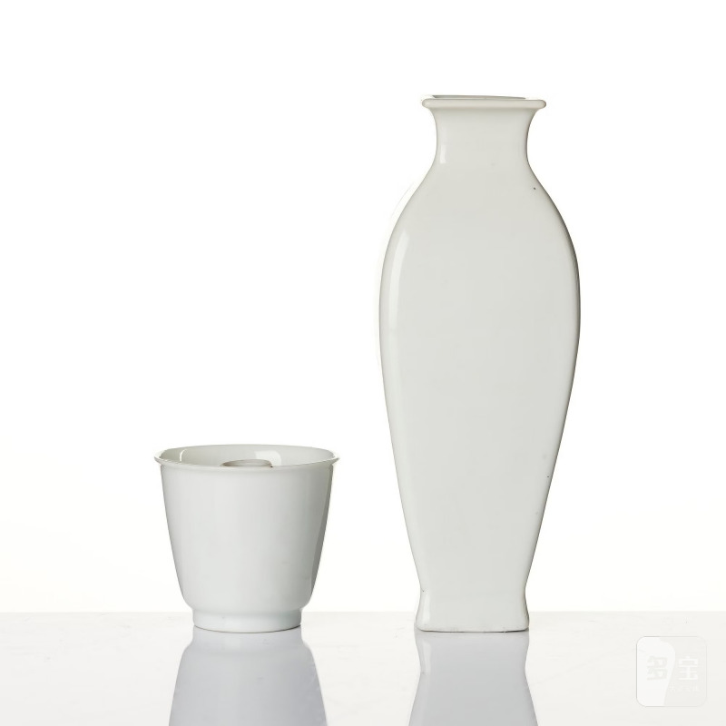A blanc de chine vase and three cups, - 图10